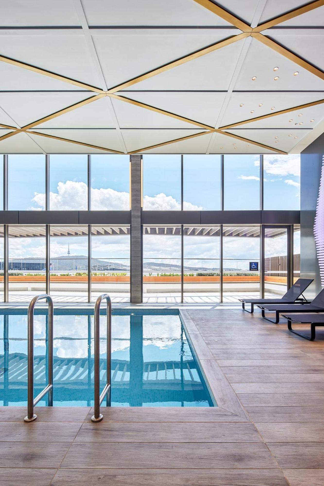 Meriton Suites キャンベラ エクステリア 写真 The pool at the hotel