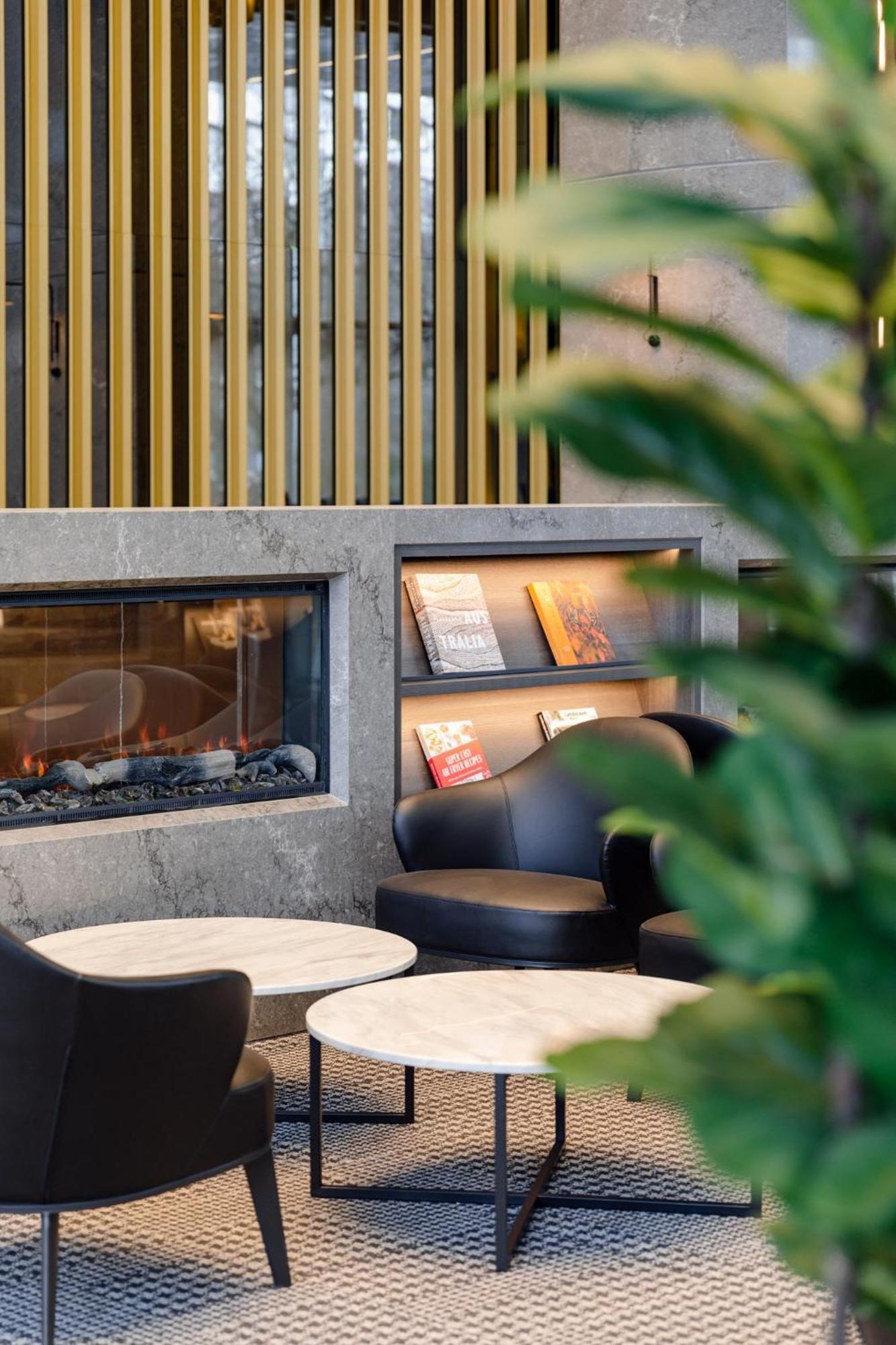 Meriton Suites キャンベラ エクステリア 写真 The lounge at the airport