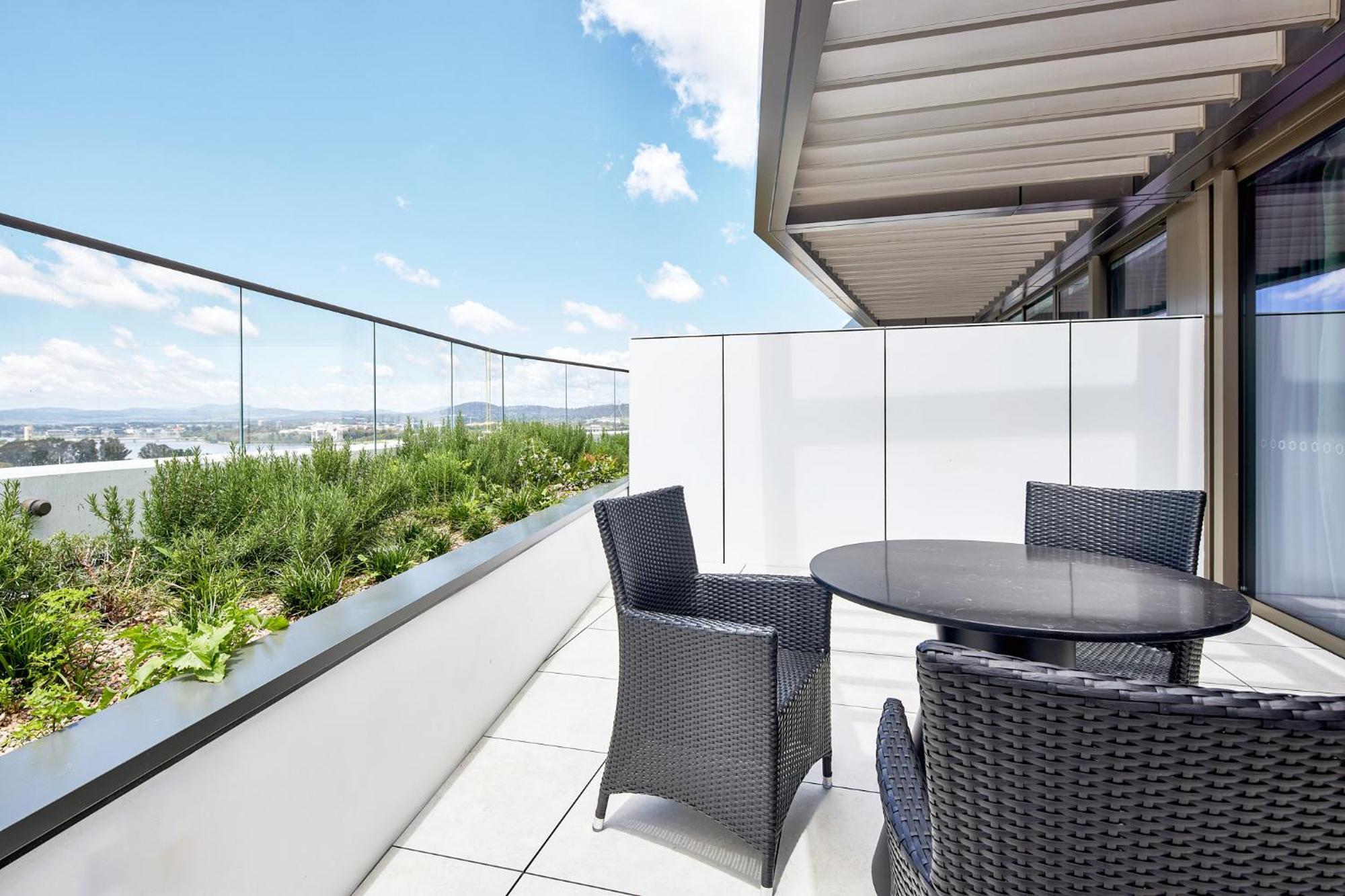 Meriton Suites キャンベラ エクステリア 写真 A balcony