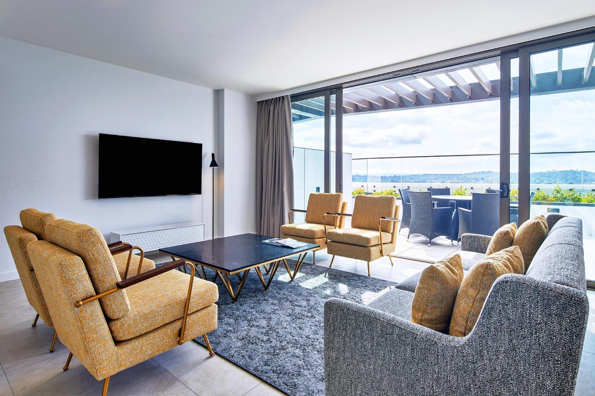 Meriton Suites キャンベラ エクステリア 写真 A living room at the hotel