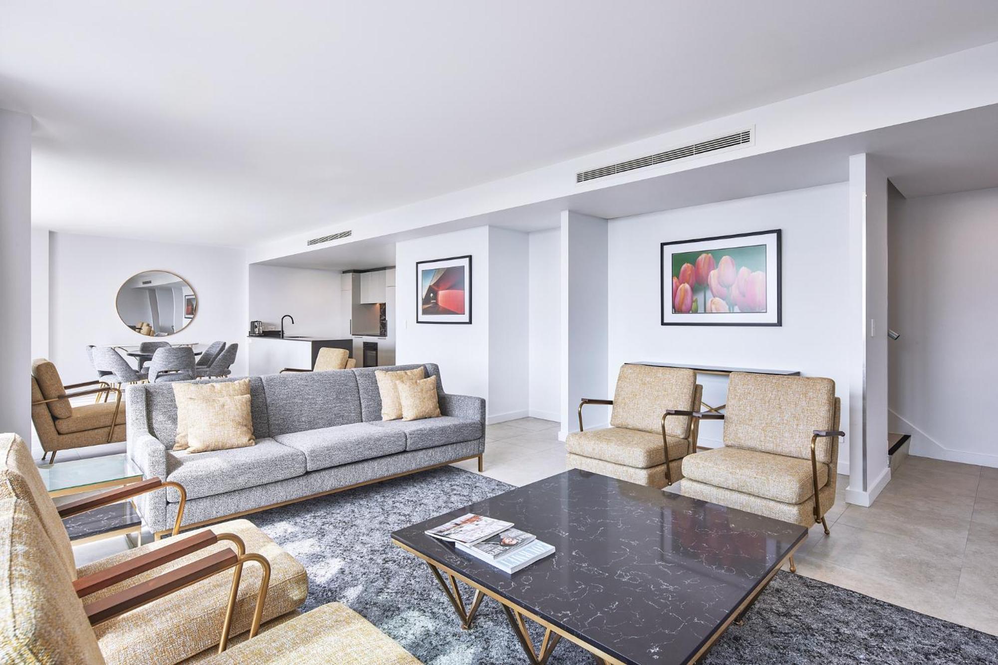 Meriton Suites キャンベラ エクステリア 写真 The interior of a suite at the hotel