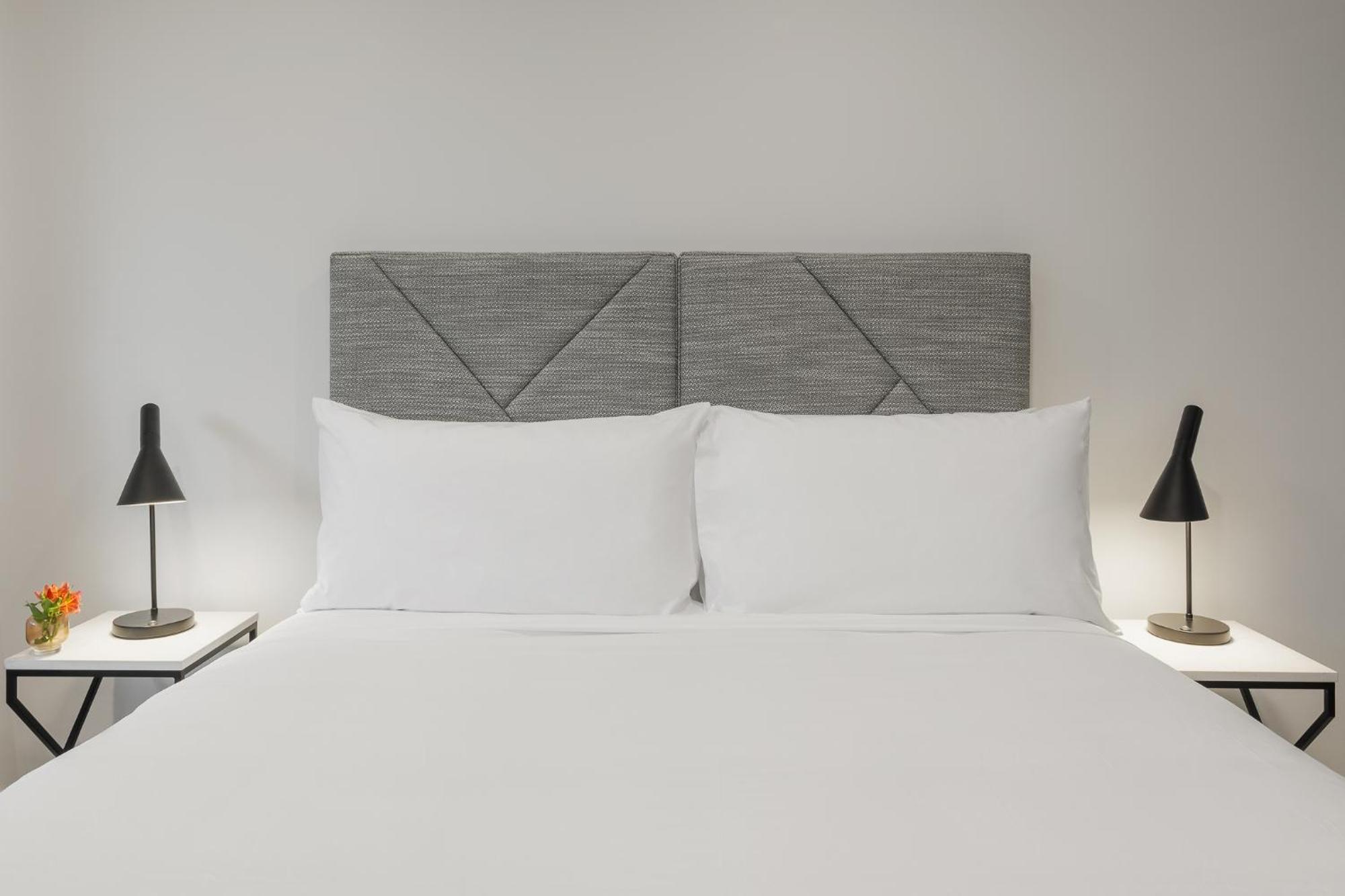 Meriton Suites キャンベラ エクステリア 写真 A bed with a headboard