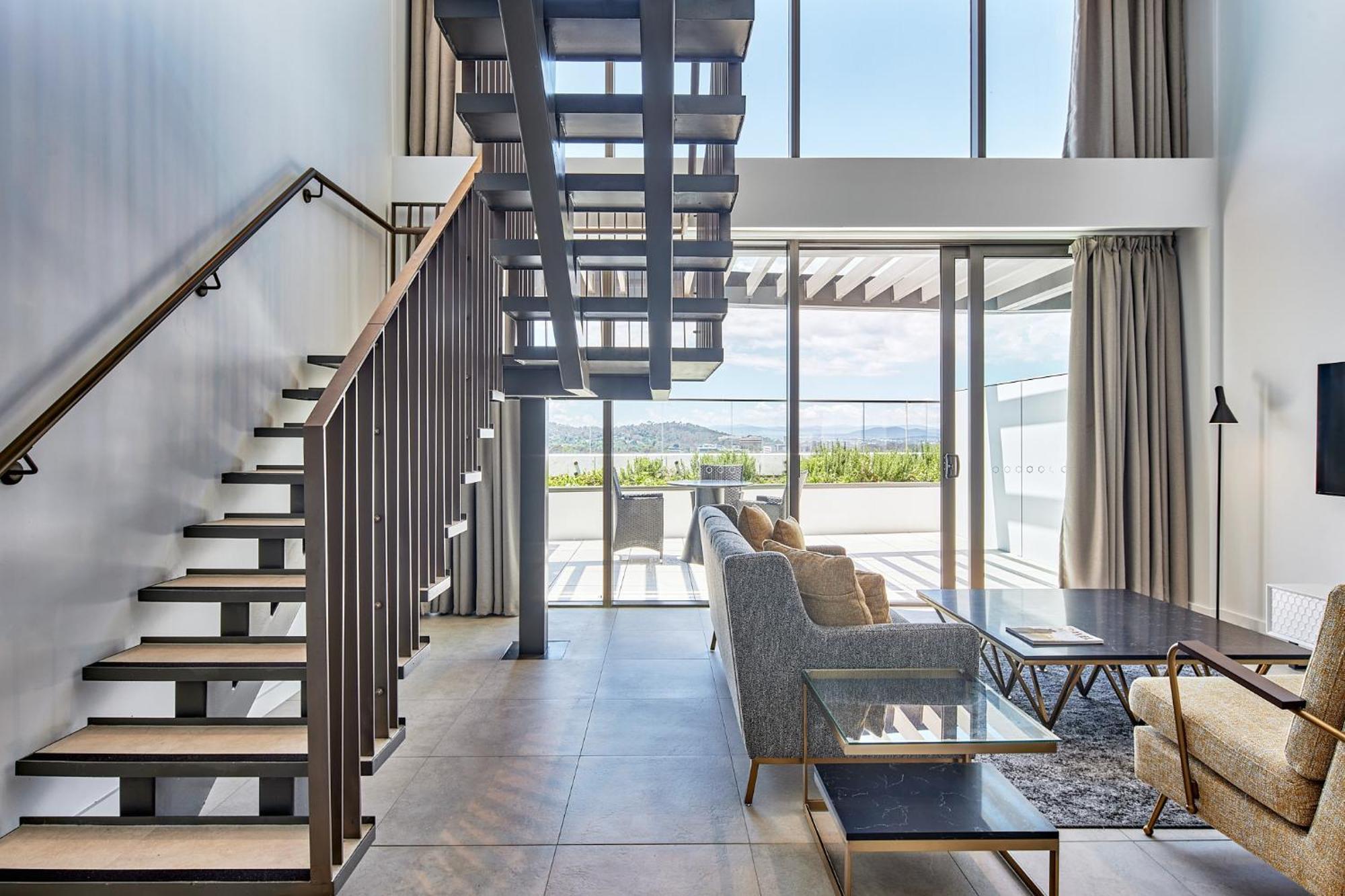 Meriton Suites キャンベラ エクステリア 写真 The interior of a suite at the hotel