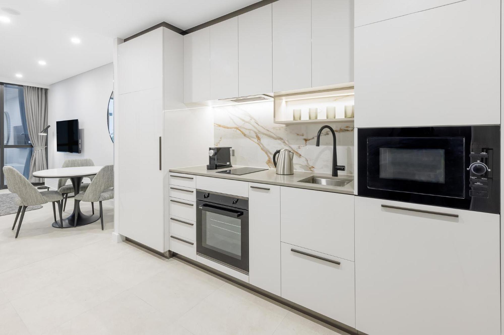 Meriton Suites キャンベラ エクステリア 写真 A typical kitchen in a serviced apartment