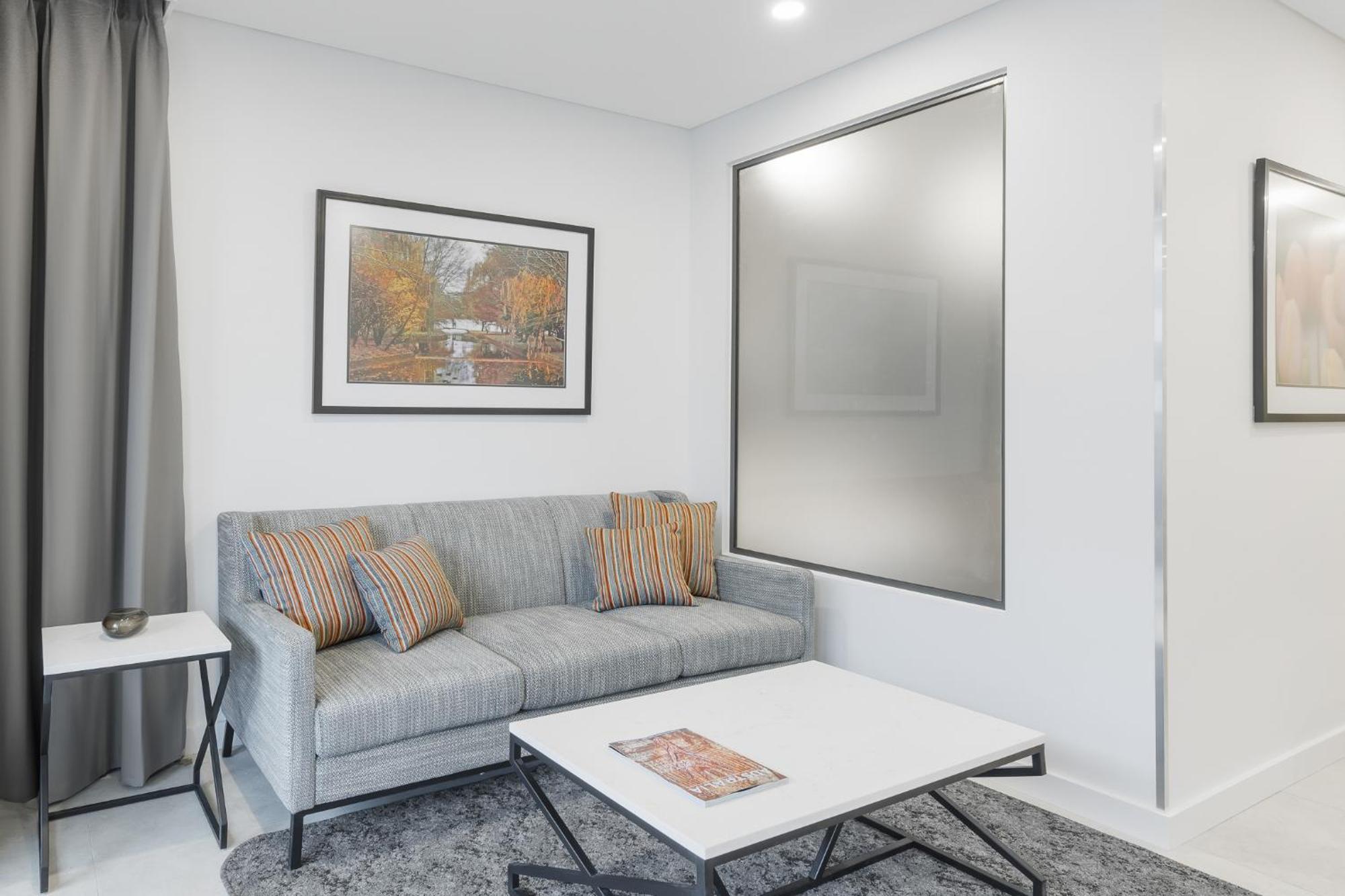 Meriton Suites キャンベラ エクステリア 写真 A living room with a sofa