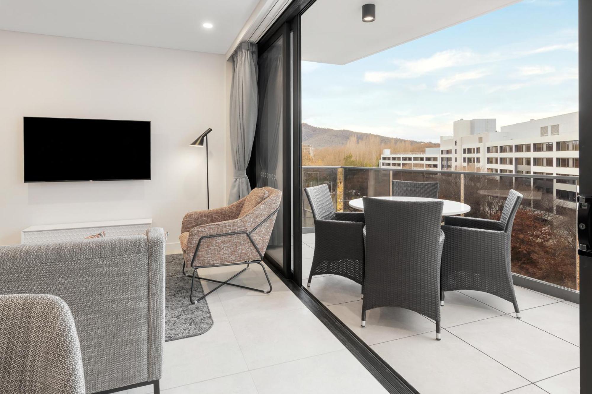 Meriton Suites キャンベラ エクステリア 写真 The interior of a typical apartment at the complex