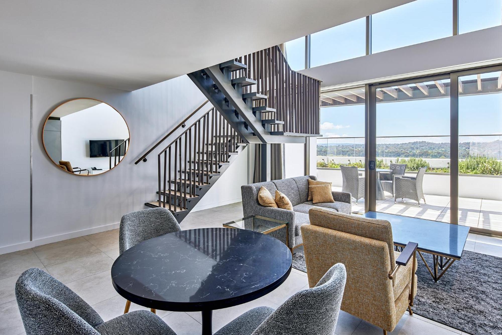Meriton Suites キャンベラ エクステリア 写真 The interior of a typical apartment at The Standard