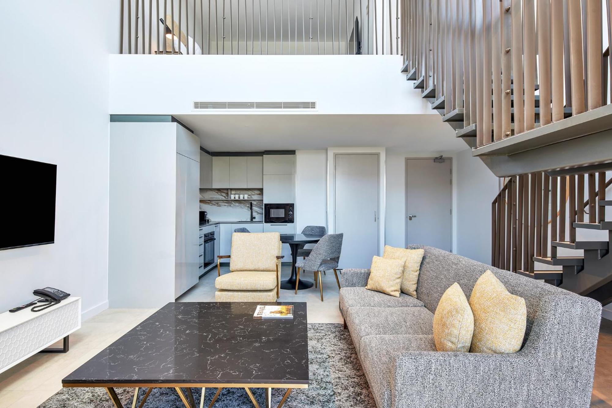 Meriton Suites キャンベラ エクステリア 写真 The interior of a duplex apartment
